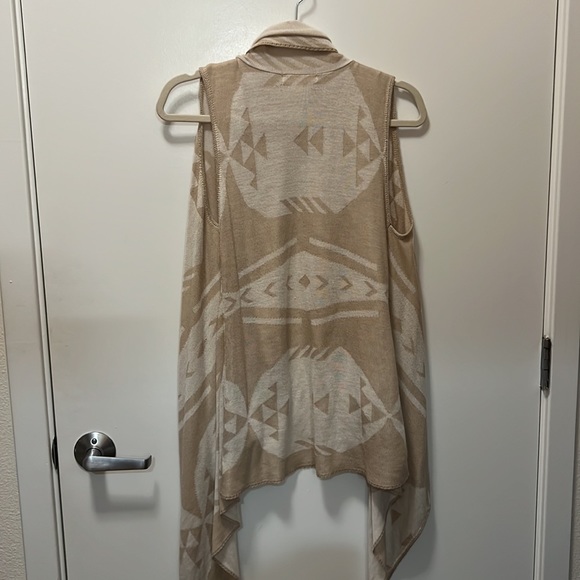 Sleeveless Vest - Picture 5 of 5